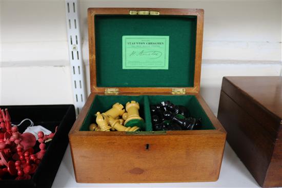 A Jaques & Son Staunton pattern ebony and boxwood library chess set, kings 3.5in.